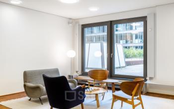 Modern eingerichtetes Büro in der Breite Straße 3, Düsseldorf Altstadt (Königsallee). Große Fenster sorgen für viel Tageslicht.